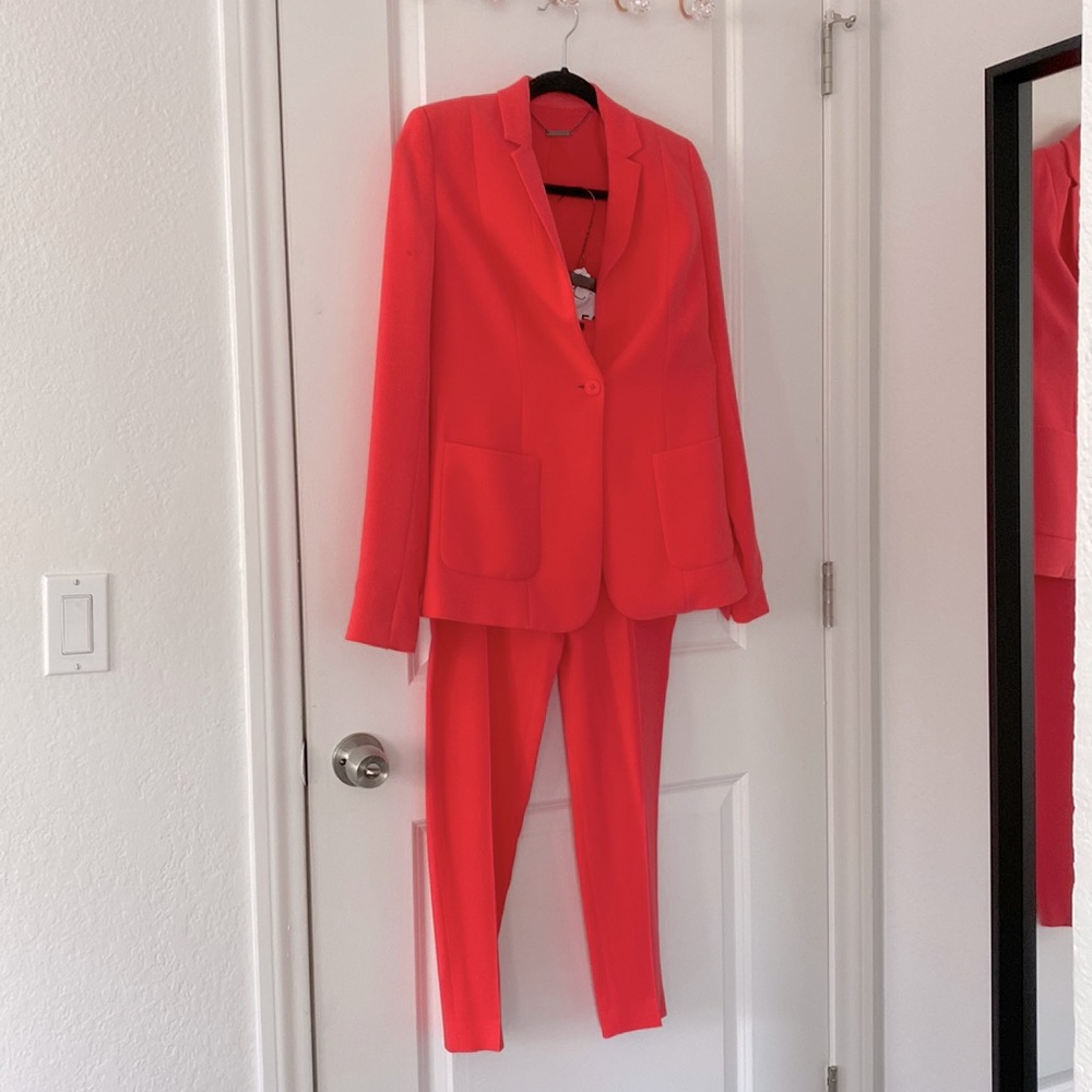 Elie Tahari pink suit! Jacket is a size 0 and pants are a size 2
